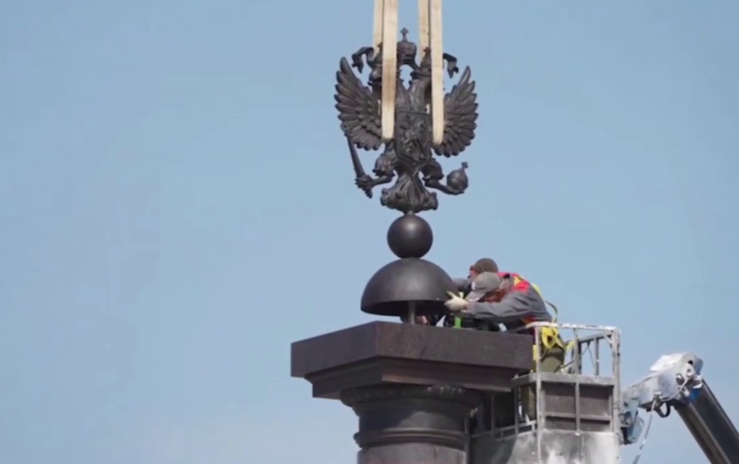 Росія встановлює “стелу слави” у зруйнованому Маріуполі: нова ганьба до 9 травня