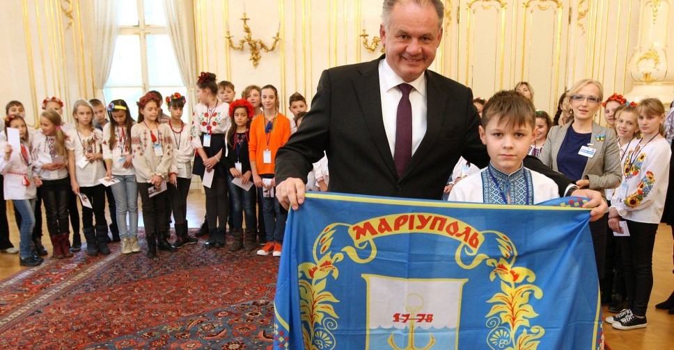 Президент Словакии развернул флаг Мариуполя