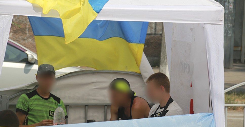Прокуратуру в Мариуполе пикетируют подростки за 100 грн. в день: Полиция проводит проверку (ФОТО)