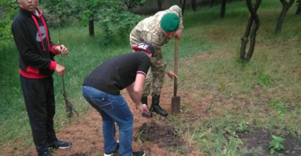В мариупольской Сартане пограничники и школьники заложили новый сад (ФОТО)