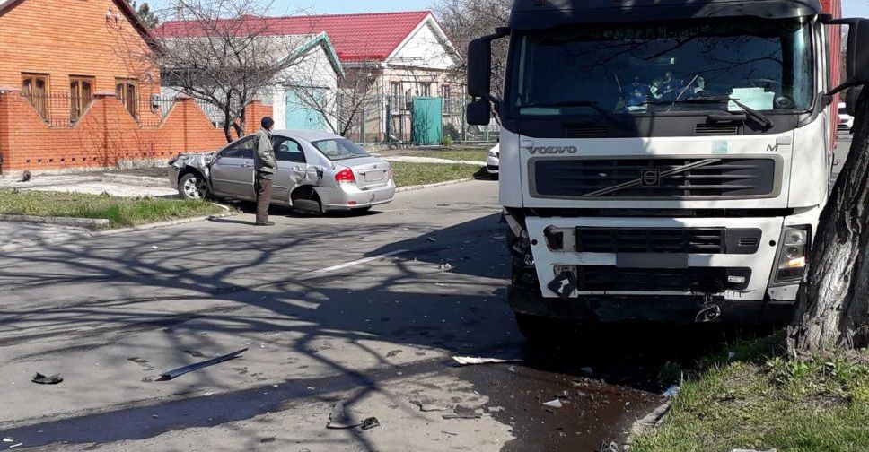 Возле больницы в Мариуполе столкнулись три автомобиля. Есть пострадавшие (ФОТО+ДОПОЛНЕНО)