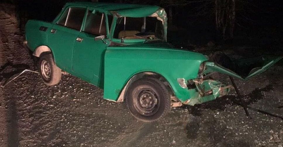 Вблизи Мариуполя легковушка влетела в трактор (ФОТО)