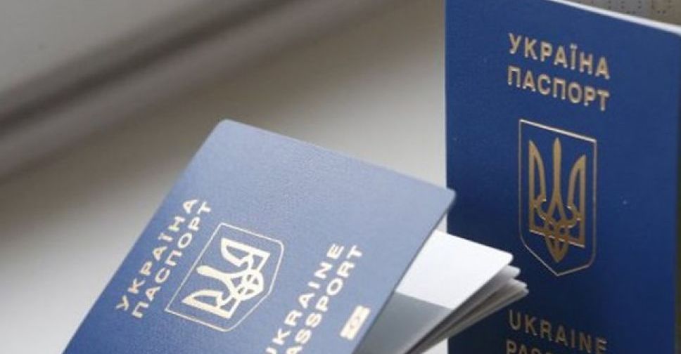 Подростки-переселенцы из Донбасса получают украинский паспорт с «сюрпризом»