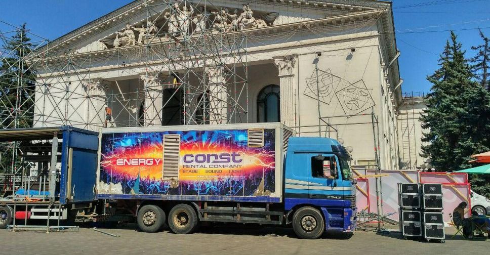 В Мариуполе столичная компания готовит центр города к празднику (ФОТО)