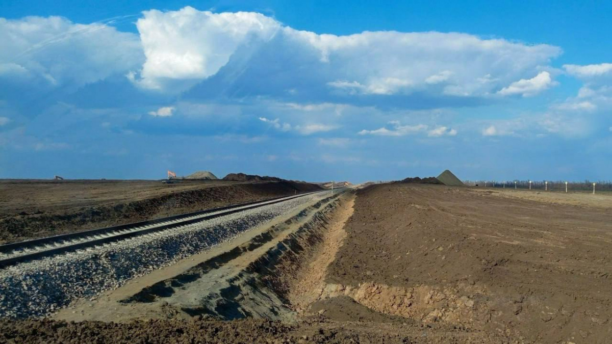 Залізницю до Маріуполя окупанти можуть запустити вже в квітні: чим це загрожує та чи готові ЗСУ її уразити
