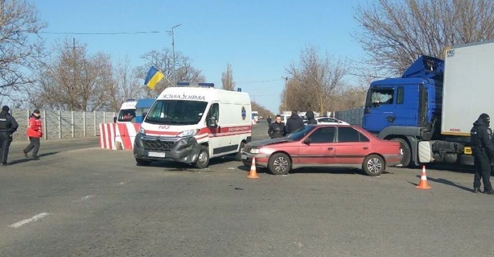 В Мариуполе на блокпосту легковушка столкнулась с каретой «скорой помощи» (ФОТО+ДОПОЛНЕНО)