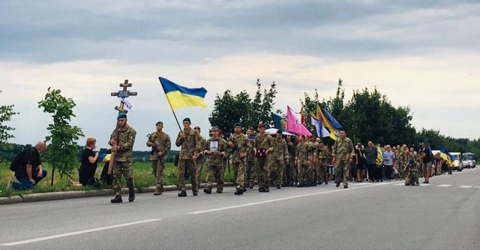 На Донетчине люди, стоя на коленях, провели в последний путь убитого разведчика