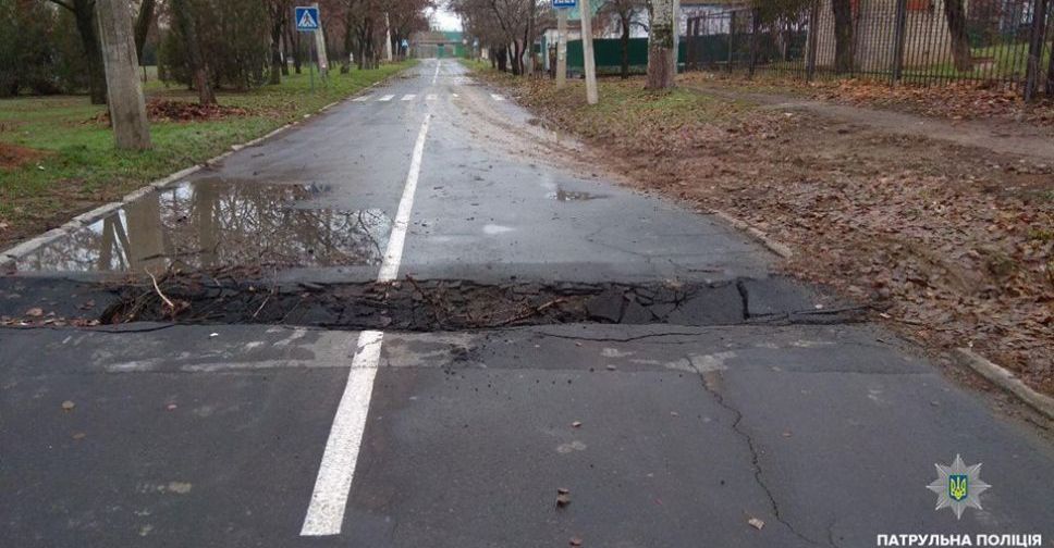В Мариуполе проваливается дорога (ФОТО)