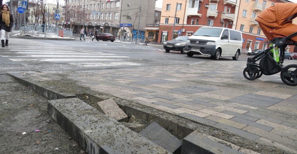 В центре Мариуполя начали разрушать обновленную Театральную площадь (ФОТОФАКТ)