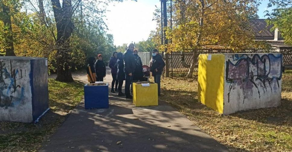 Детскую площадку в Мариуполе отгородили тумбами