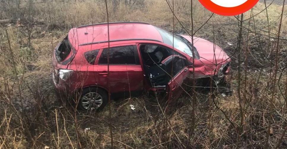На трассе под Мариуполем несколько раз перевернулся автомобиль