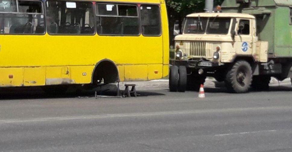 В Мариуполе маршрутка на ходу потеряла колеса (ФОТО)