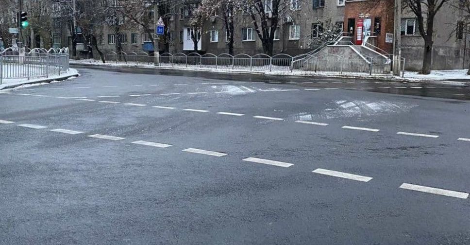 На заснеженные улицы Мариуполя вышли коммунальники