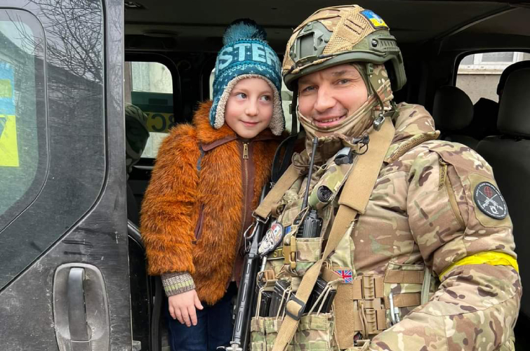 Семирічному Стасу з Бахмута волонтери подарували квартиру в Дніпрі – історія родини