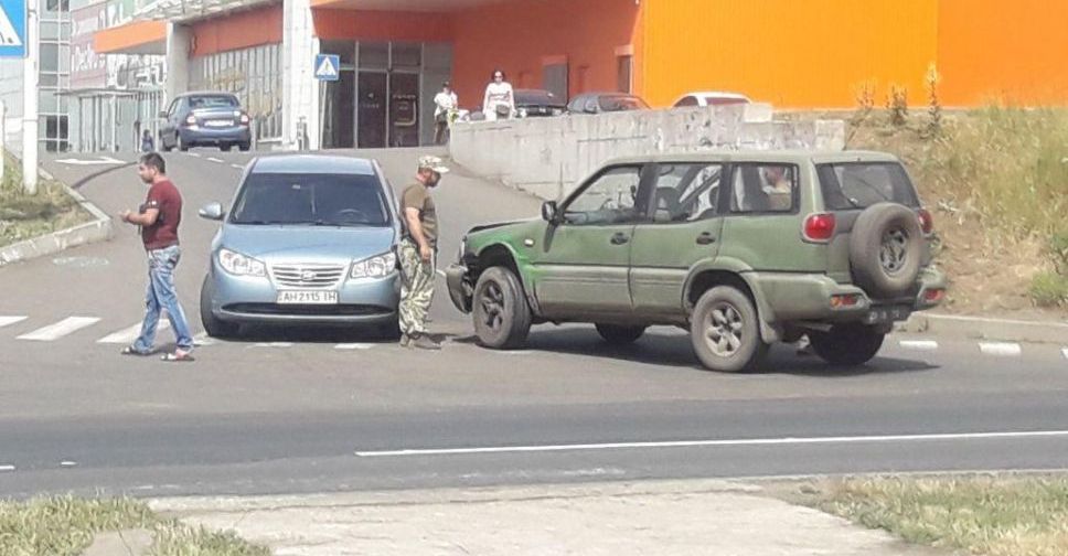  В Мариуполе машина с военными протаранила гражданскую легковушку (ФОТО)