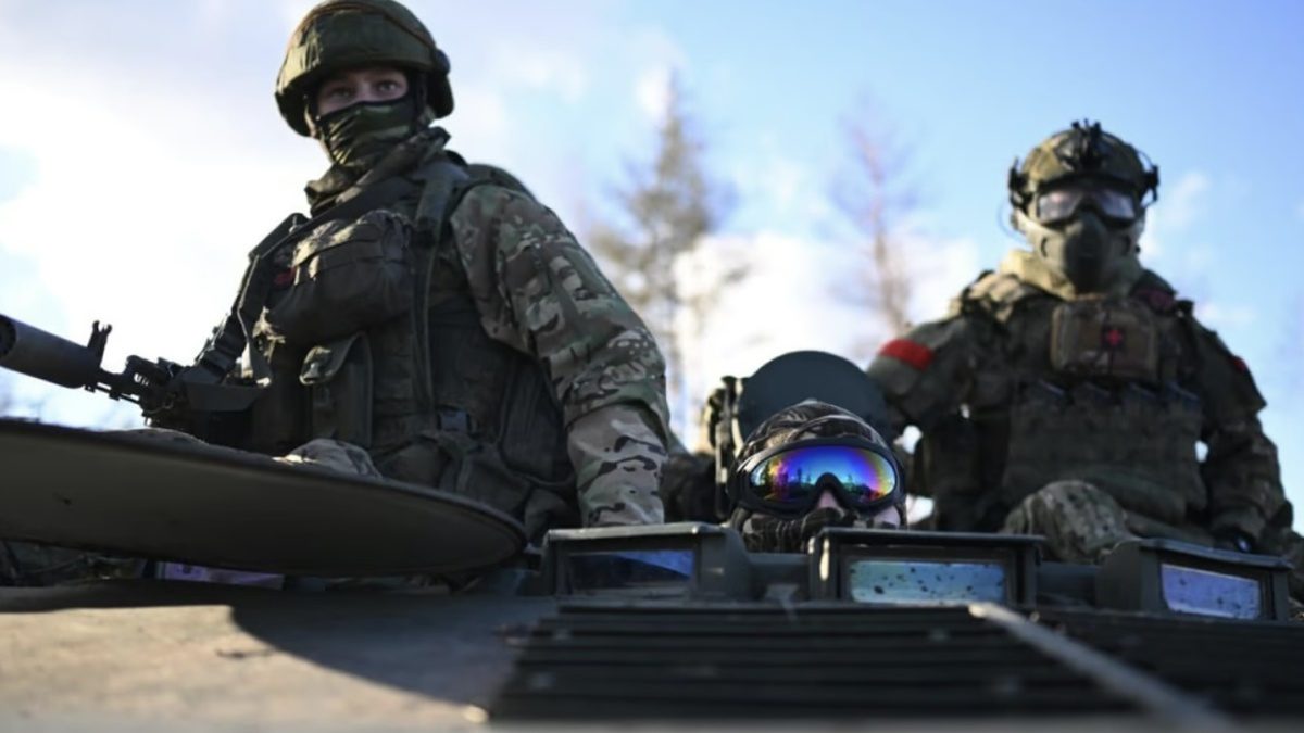 Йдуть малими групами та тестують авіацію: як росіяни прориваються до Часового Яру