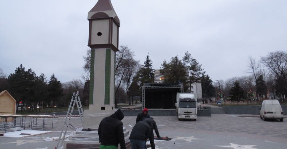 В центре Мариуполя возводят средневековую башню, а у театра появилось около 30 коней (ФОТО+ВИДЕО)