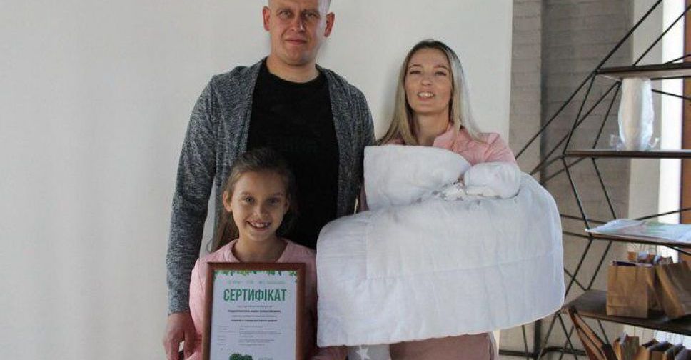 Аллея новорожденных: мариупольским семьям вручили сертификаты на именные деревья (ФОТО)