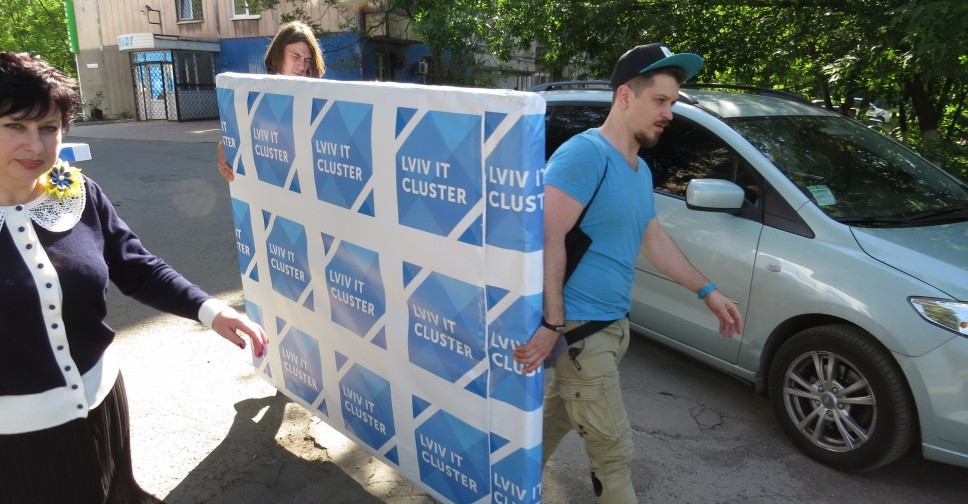 В Мариуполе овацией встретили львовский ІТ Кластер, прибывший с дорогими подарками (ФОТО+ВИДЕО)