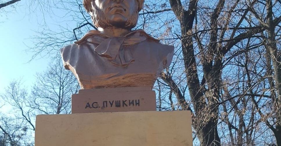 «Показала эрудицию»: в Мариуполе женщина  испортила памятники известным личностям