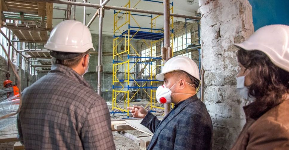 В Мариуполе за 95 млн грн реконструируют школу: до этого столовая была совмещена с актовым залом (ФОТО)