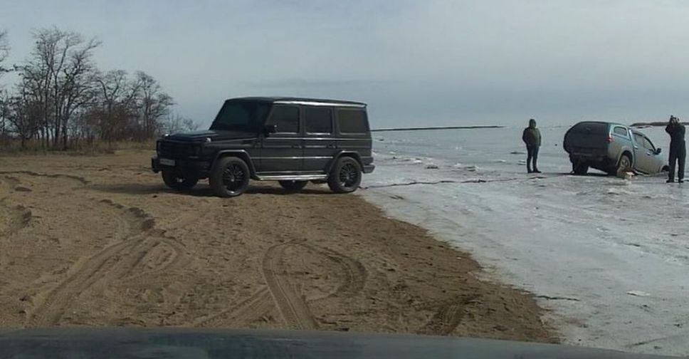 На мариупольском пляже автомобиль попал в ледяную ловушку (ФОТОФАКТ)