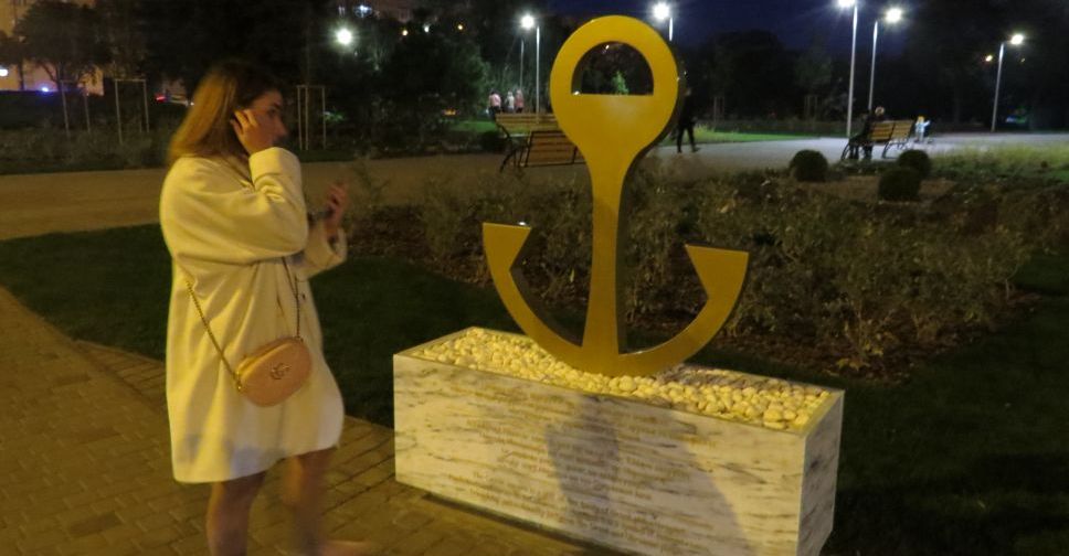 Мариупольцы принялись разорять символ города на Греческой площади (ФОТОФАКТ)