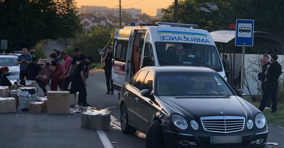 В Мариуполе «Мерседес» сбил девушек-полицейских во время изъятия крупной партии контрабандных сигарет
