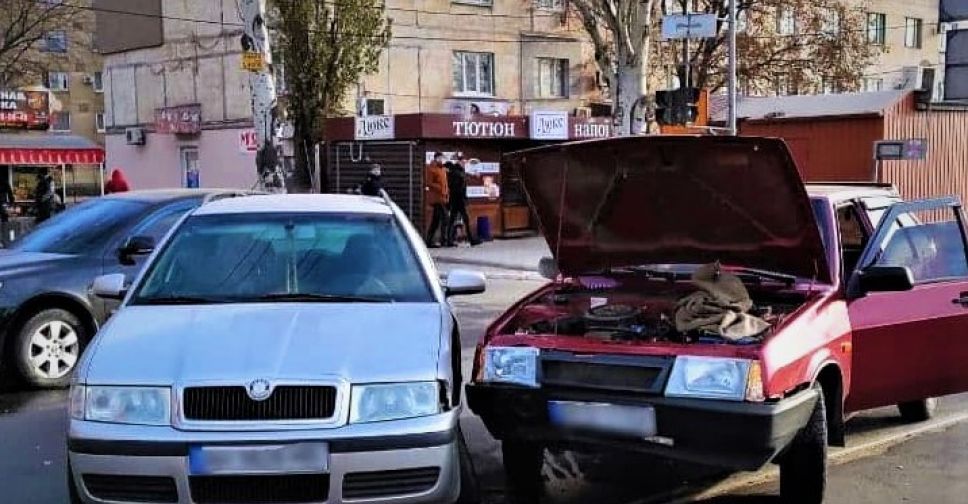 В Мариуполе вишневая «девятка» въехала в «Шкоду»