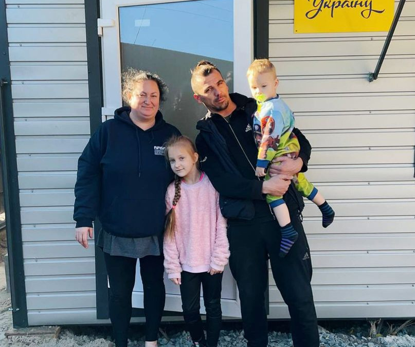  Завдяки допомозі благодійників родина з Маріуполя має нову домівку