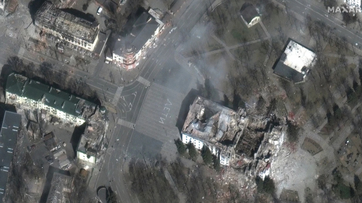 З-під завалів кричали люди – два роки тому росіяни знищили театр та скинули на Маріуполь близько 100 бомб