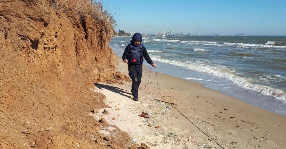 В Мариуполе на морском побережье обнаружили мину: работали взрывотехники (ВИДЕО)