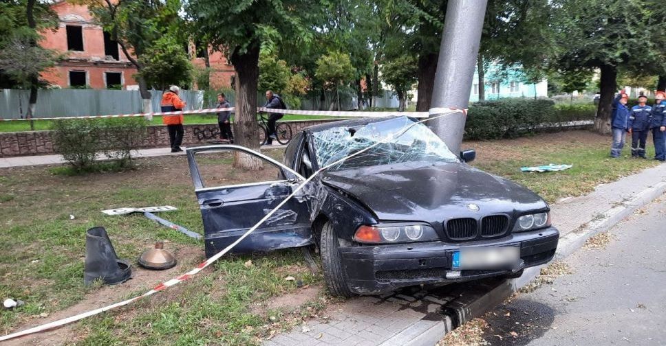 Водитель «BMW» с иностранным номером снес светофор и дорожные знаки в центре Мариуполя (ДОПОЛНЕНО)