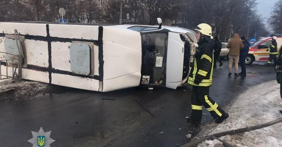 В Мариуполе перевернулась маршрутка - один из участников аварии скрылся с места ДТП (ФОТО)
