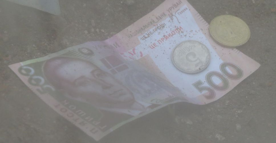 Мариупольскую достопримечательность усеяли купюрами до 500 грн (ФОТО+ВИДЕО)