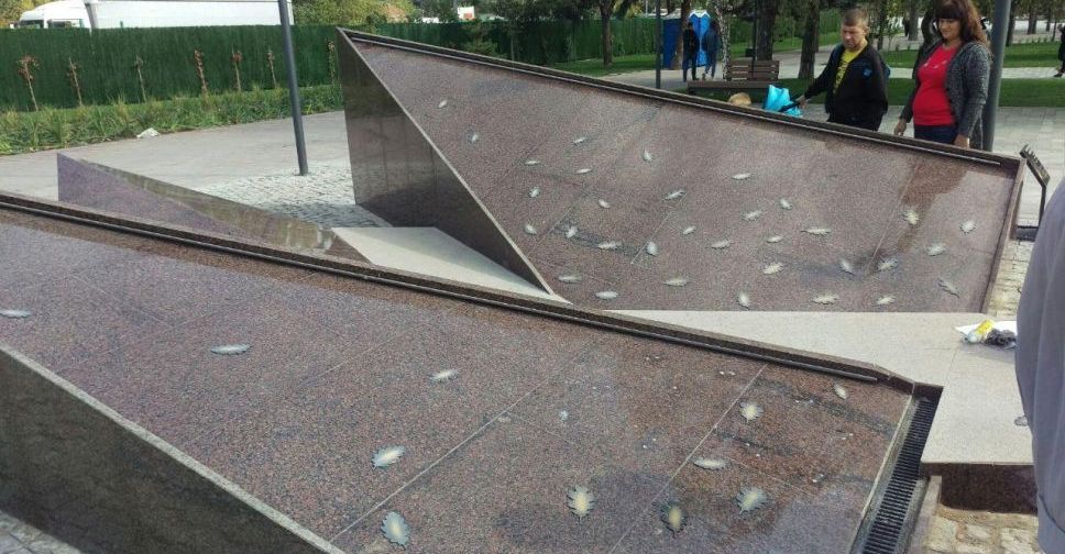 Листву возвращают на место: на обновленной площади в Мариуполе устраняют последствия вандализма
