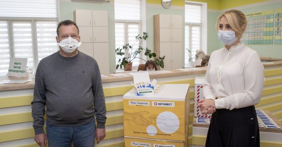 Метинвест вместе с Фондами Рината Ахметова и Вадима Новинского передали Мариуполю еще 5800 тестов на COVID-19 (ФОТО)