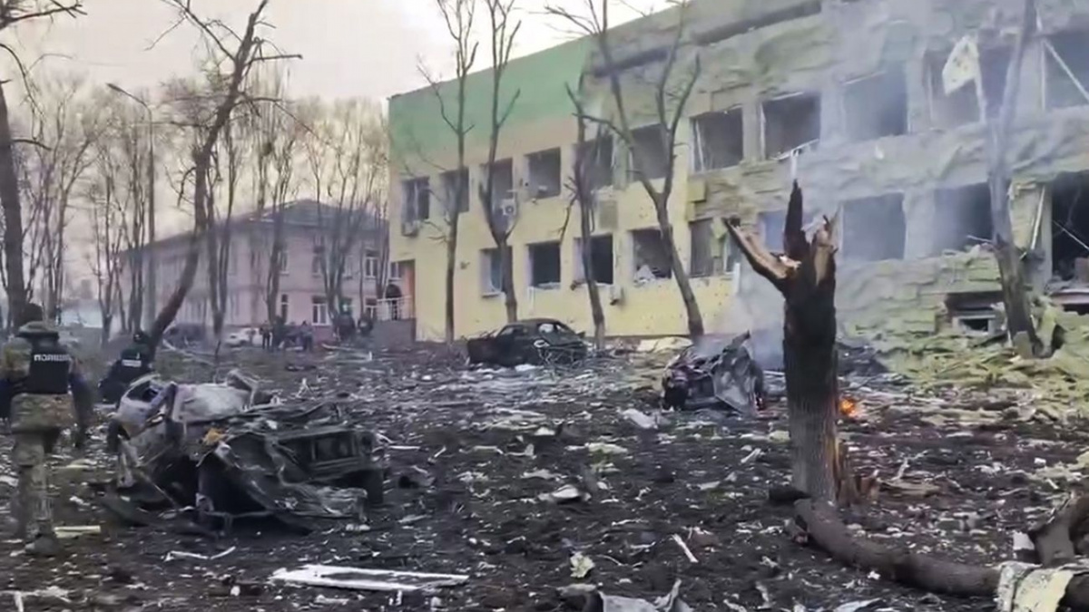 Метою росіян стали діти – 9 березня 2022 року окупанти скинули бомбу на пологовий у Маріуполі