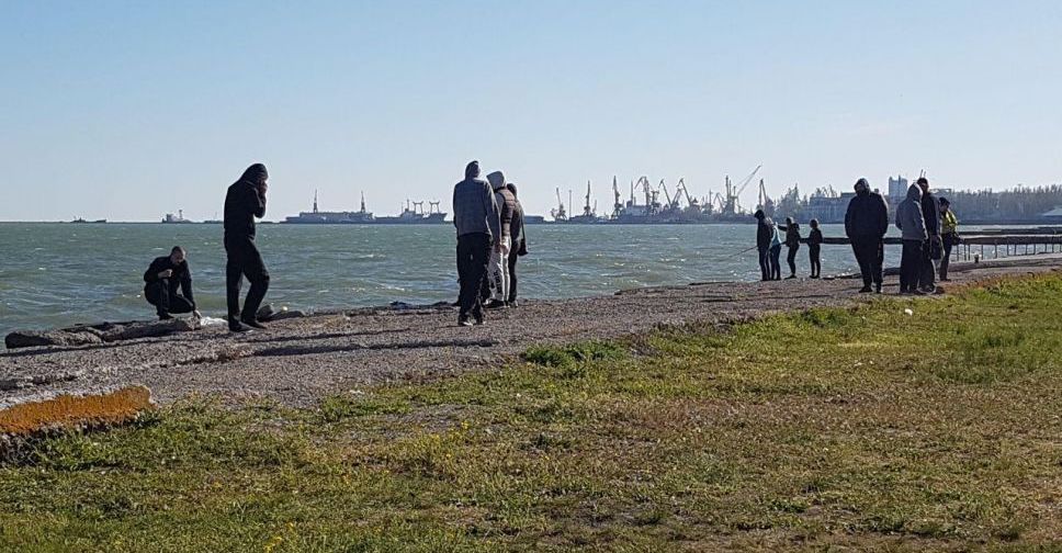 Вопреки карантину: мариупольцы массово проводят выходные на море (ФОТОФАКТ)