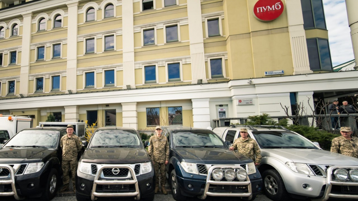 Захисники неба на Чернігівщині отримали десять пікапів від Сталевого фронту