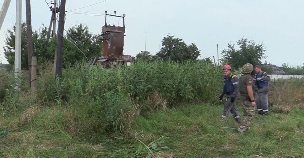 В поселке под Мариуполем восстанавливают поврежденные артиллерией коммуникации