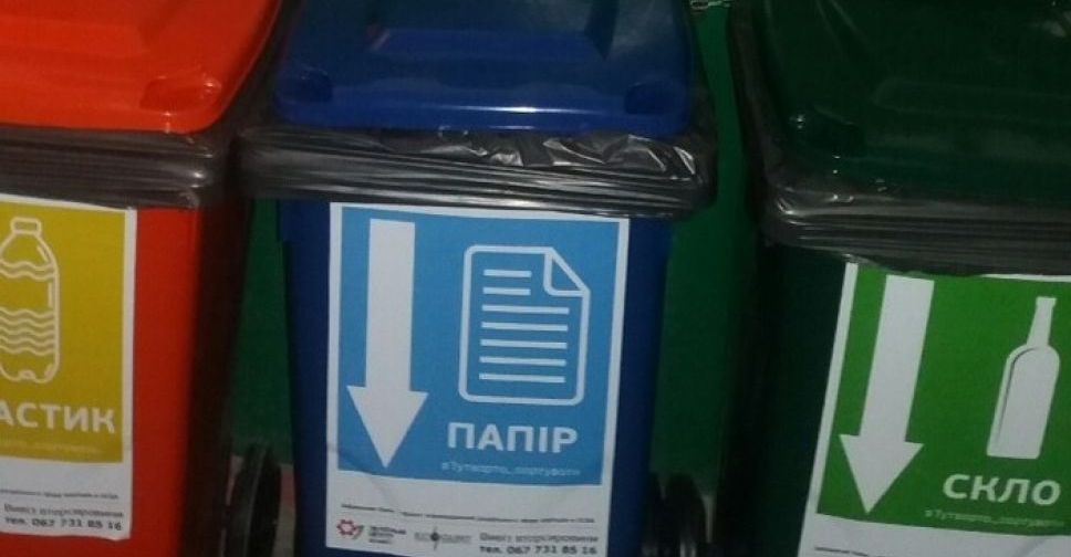 «Забиваем баки»: мариупольцы зарабатывают деньги на сортировке отходов