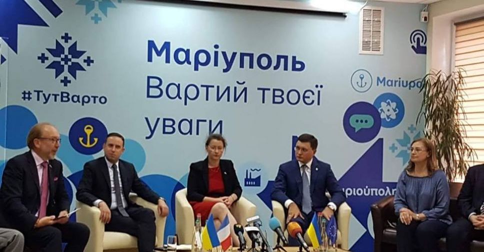 Посол Франции поможет переселенцам, обсудит бизнес и сыграет на виолончели в Мариуполе (ФОТО)