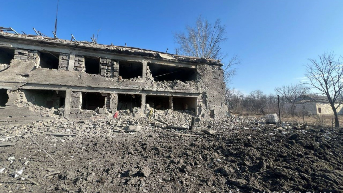 Три воронки між будинками та 11 поранених: росіяни завдали ракетного удару по Мирнограду