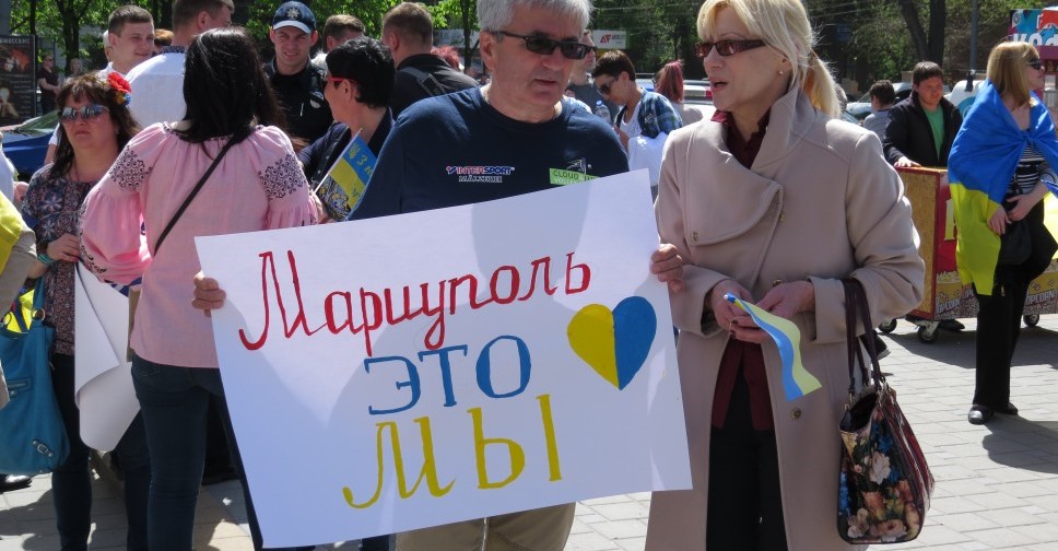 Сотни мариупольцев в вышиванках выступили за политическую стабильность в городе (ФОТО)