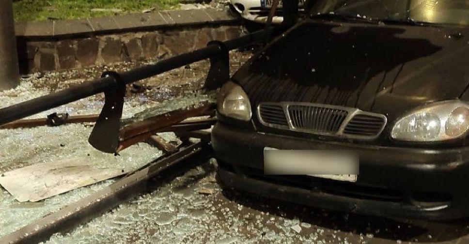 В Мариуполе «Mitsubishi» врезался в «Daewoo»: от удара автомобиль снес остановку