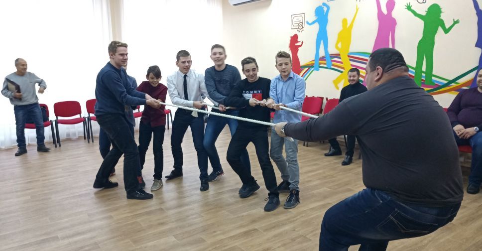 «Healthy Schools: ради здоровых и радостных школьников»: как стронгмен лопал грелки на глазах у детей (ФОТО+ВИДЕО)