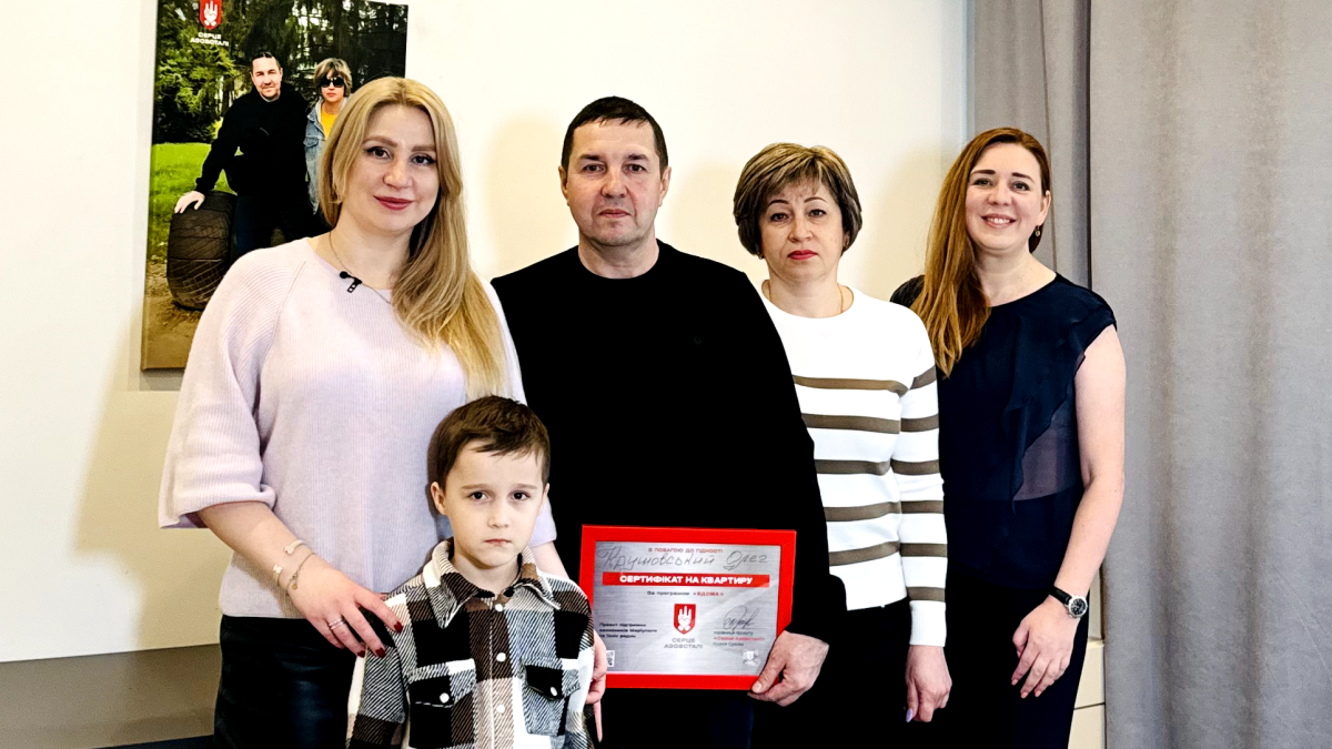 Родина пережила Маріуполь та Бучу: прикордонник Олег Крушовський отримав власну квартиру на Київщині