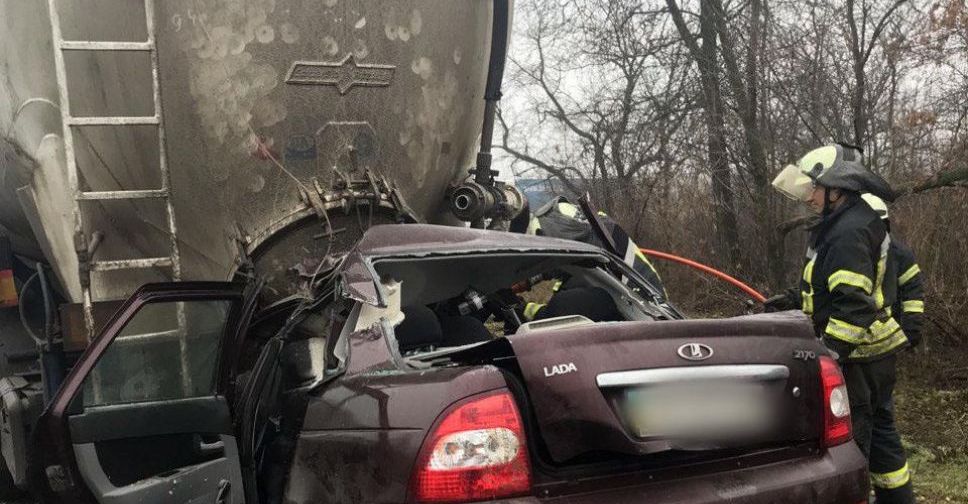 Жуткое ДТП на Донетчине: легковушка врезалась в грузовик (ФОТО)