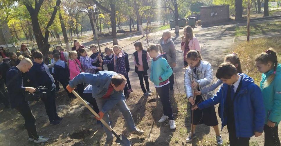 Вместе с «Зеленым центром Метинвест» мариупольские школьники высаживают деревья